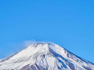 冬（12月）、冠雪した快晴の日の富士山 山中湖の長池親水公園より 山梨県山中湖村