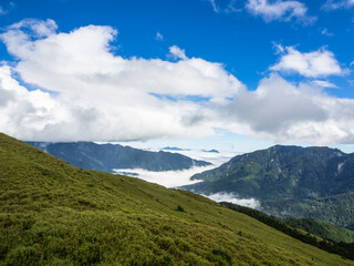 Naklejka premium Smoke and fog over the landscapes. beautiful mountains with blue sky, Mount Hehuan, Taiwan