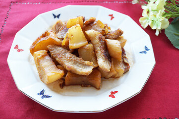 豚バラ肉と大根の煮物