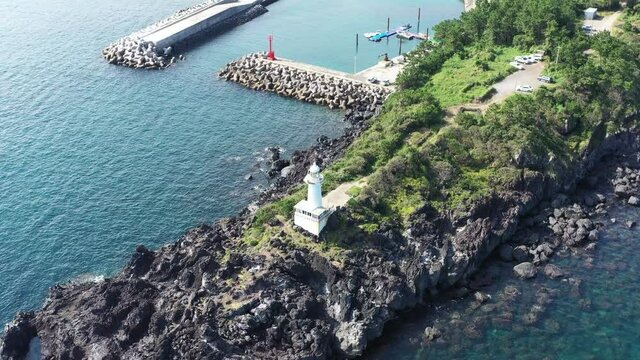 제주 서귀포의 해안 부두의 멋진 하얀 등대 영상입니다. 드론으로 촬영한 영상입니다.