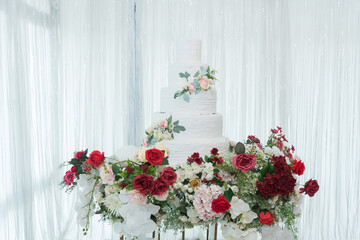 Fototapeta premium Beautiful wedding cake with blur background 