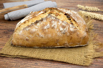 miche de pain aux céréales sur une table en bois