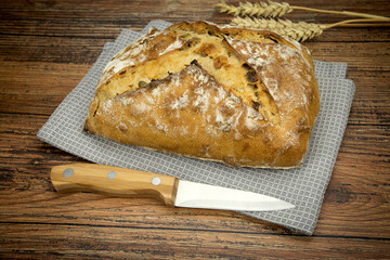 miche de pain aux céréales sur une table en bois