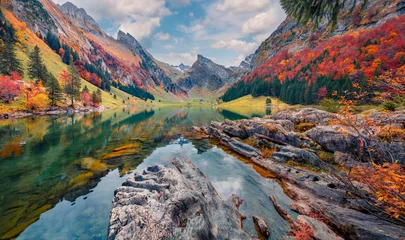 Papier Peint photo Réflexion Photographie de paysage. Vue matinale attrayante sur les Alpes suisses. Pic Santis reflété dans la surface calme de l& 39 eau pure du lac. Scène d& 39 automne spectaculaire du lac Seealpsee, Suisse.