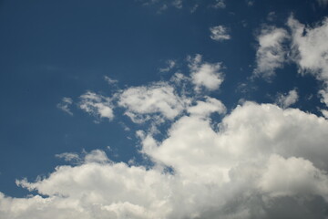 Weiße Wolken vor einem blauen Himmel