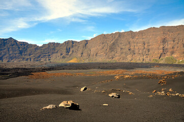 Fototapeta na wymiar Landschaft in der Caldera des Vulkans (Pico do Fogo) auf der Insel Fogo auf den Kapverdischen Inseln an einem sonnigen Tag. 