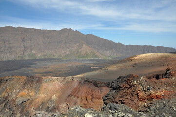 Landschaft im Krater des Vulkans Pico do Fogo auf der Insel Fogo (Kapverdischen Inseln) an einem sonnigen Tag
