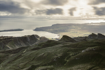 Meravigliosa vista dal Quiraing in scozia durante una bellissima alba