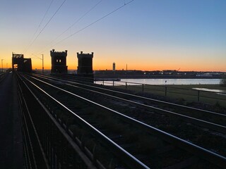 Fototapeta na wymiar Duisburg Hochfeld Eisenbahnbrücke mit Abendhimmel