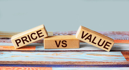 Fototapeta premium Wooden blocks with the inscription Price vs Value on a blue background