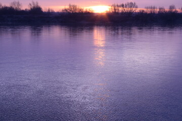 Wschód słońca nad Wisłą w okolicy Sandomierza, poranek nad wodą