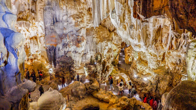 Thien Cung cave in Ha Long bay