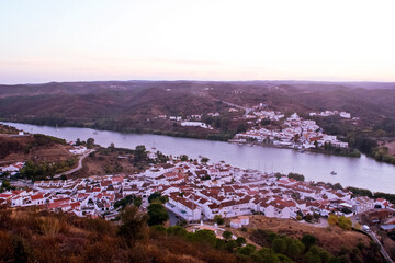 Atardecer en Sanlúcar de Guadiana (España) y Alcoutim (Portugal). El río Guadiana a su paso...