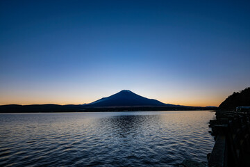 山梨県の山中湖と富士山