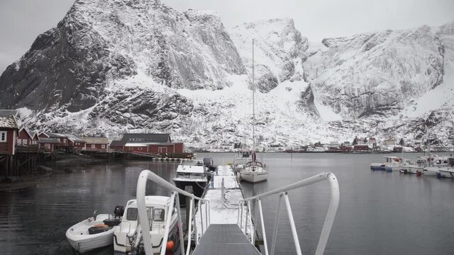Embarcadero y monta&ntilde;as nevadas en Noruega