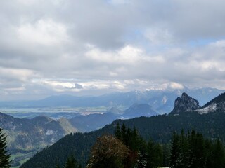 Panoramablock &uuml;ber die bayerischen Alpen in der N&auml;he der kleinen St&auml;dte Pfronten und F&uuml;ssen im Allg&auml;u in Deutschland