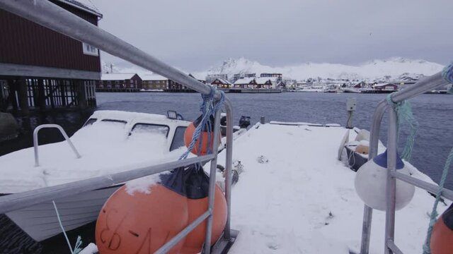 Embarcadero nevado en oc&eacute;ano &aacute;rtico