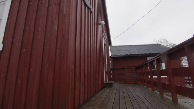 Entrada a casa roja nordica en Hamn&oslash;y, Islas Lofoten
