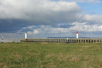 Phares de Trouville-sur-Mer depuis la berge. © luzulee
