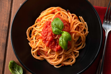 Classici spaghetti al pomodoro e basilico, Cucina Italiana 