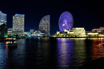 水面に反射するみなとみらいの夜景