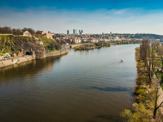 Obraz premium Moldau River between Vysehrad and Cisarska louka island with Podoli quarter in background