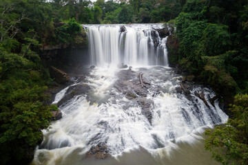Obraz premium Long exposure image of Bousra Waterfall in Mondulkiri, Cambodia