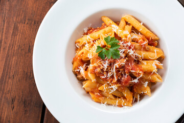 Piatto di deliziose penne con ragu alla bolognese, Cucina Italiana 