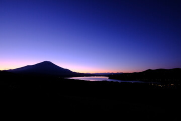 山梨県パノラマ台からの山中湖と富士山