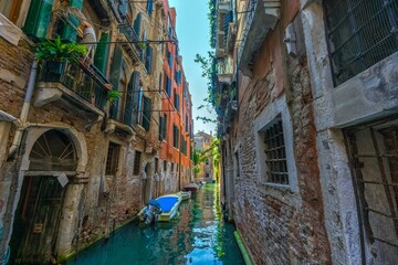 Parkendes Boot im Kanal von Venedig