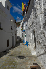 paseo por las blancas calles del municipio de Salares en la provincia de Málaga, Andalucía