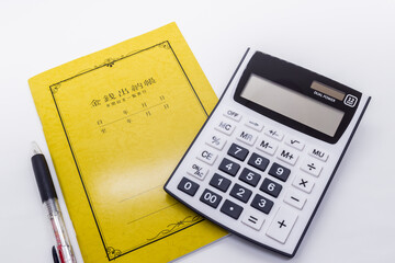 金銭出納帳と電卓（家計簿イメージ）