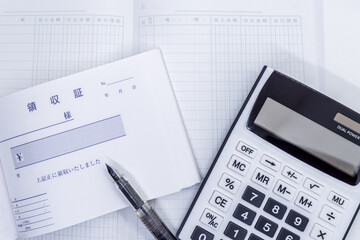 領収書と電卓（ビジネスイメージ）