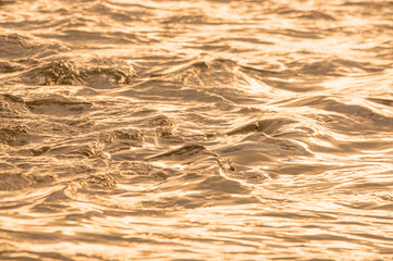 河川の流れ・波（暖色）