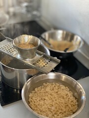 handgemachte Spätzle mit einer traditionellen Küchen Hobelmaschine