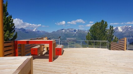 Plateforme panoramique dans les Alpes