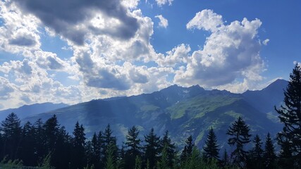 Sombres nuages sur les Alpes 