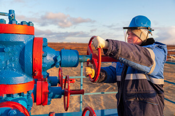 The mechanic, operator production gas