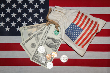 Obraz premium Einige Dollar liegen auf der Flagge der Amerikanischen Staaten.