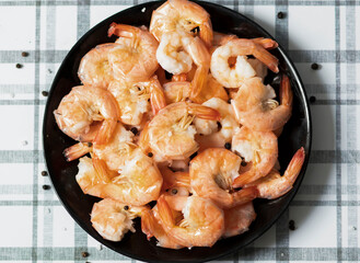 
Ready shrimps are on a black plate