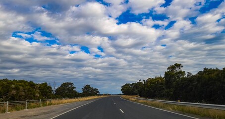 Fototapeta premium Empty road in a cloudy day