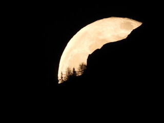Der Mond Mondaufgang hinter dem Kellerjoch sowie Kapelle in Tirol in den Tuxer Alpen bei Schwaz...