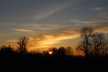 Fototapeta na wymiar Słońcem malowane - piękny zachód słońca