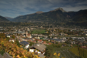 Meran im Herbst vom Marlinger Waalweg aus gesehen
