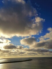 Obraz premium ciel, nuage, coucher de soleil, nuage, mer, soleil, eau, nature, bleu, océan, lever du soleil, horizon, paysage, orage, plage, météo, ensoleillé, lumière, paradis, foncé, soir, été, côte, dramatique