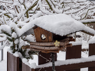 Vogelhaus im winterlichen Garten