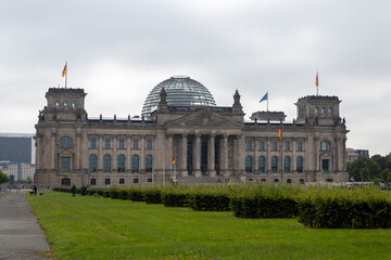 Obraz premium Berlin - Reichstag viewed from Spree river surface