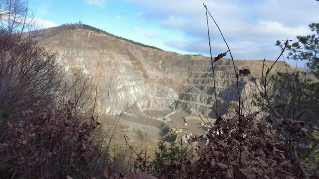 Yacimiento minero a cielo abierto, extracci&oacute;n de materias primas de la monta&ntilde;a.  escaleras en la monta&ntilde;a 