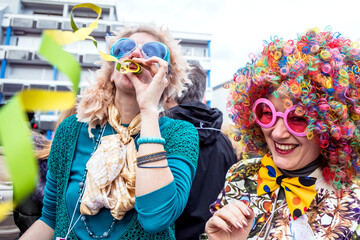 Karneval Party. Lachende Freunde in bunten Kostümen feiern Karneval