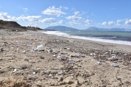 Spiaggia inquinata dalla plastica. comune di Trappeto, Palermo, Sicilia